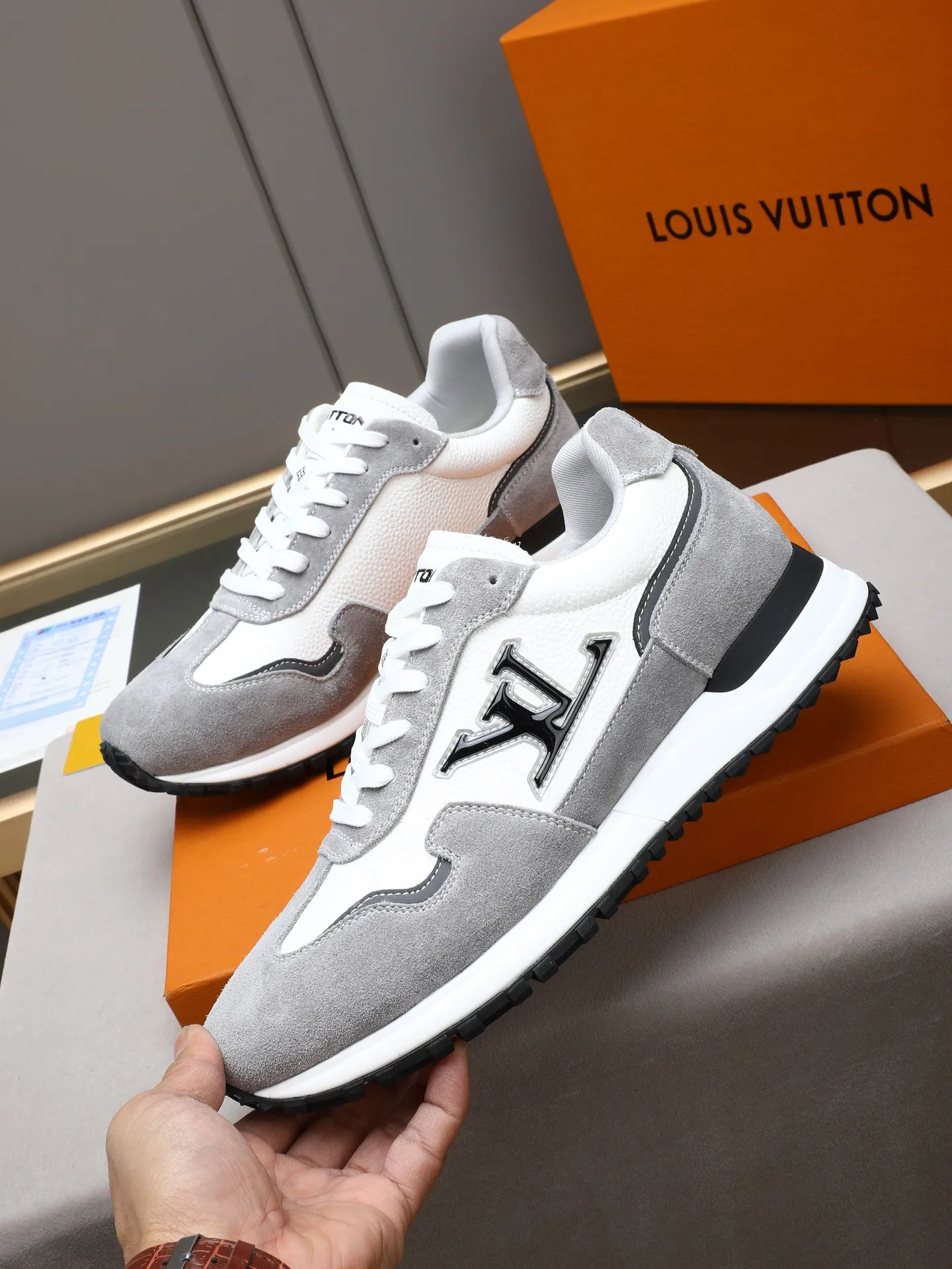 PP600 Louis Vuitton LV Run Men's Sports Shoes LV Run men's sports shoes are made of cowhide leather, low-key and luxurious. The tongue and heel are embellished with classic logos, giving it a full sense of hierarchy. The rubber sole has strong grip and wear resistance, suitable for daily wear or light sports scenes, and has a full sense of quality🎬size: 39-44 (customized at 38.45.46)